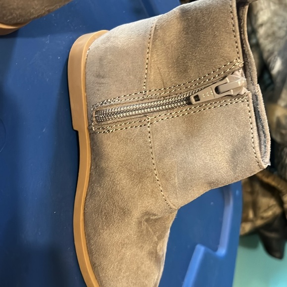 Girls  size 10 suede ankle booties with side zip - Picture 4 of 4